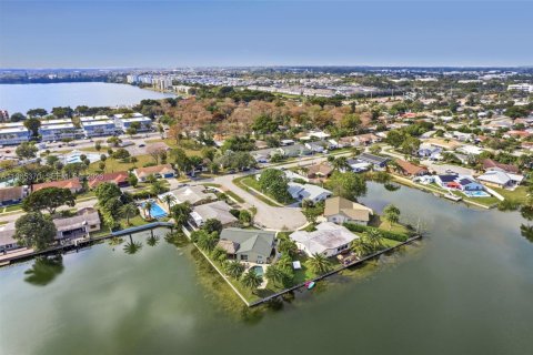 House in Oakland Park, Florida 3 bedrooms, 160.44 sq.m. № 2027330 - photo 5