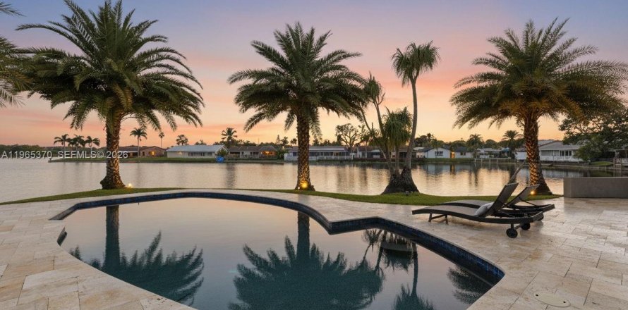 House in Oakland Park, Florida 3 bedrooms, 160.44 sq.m. № 2027330