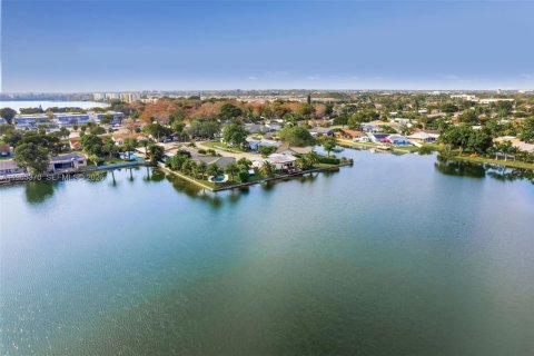 House in Oakland Park, Florida 3 bedrooms, 160.44 sq.m. № 2027330 - photo 4