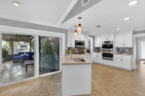 House in Oakland Park, Florida 3 bedrooms, 160.44 sq.m. № 2027330 - photo 13