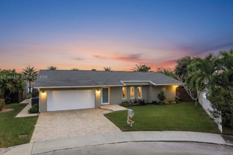 House in Oakland Park, Florida 3 bedrooms, 160.44 sq.m. № 2027330 - photo 2