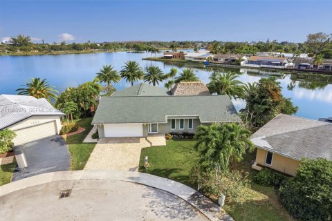 House in Oakland Park, Florida 3 bedrooms, 160.44 sq.m. № 2027330 - photo 3