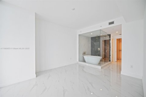 Condominio en alquiler en Miami, Florida, 1 dormitorio, 100.8 m2 № 1922344 - foto 14