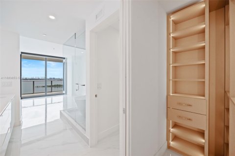 Condominio en alquiler en Miami, Florida, 1 dormitorio, 100.8 m2 № 1922344 - foto 19