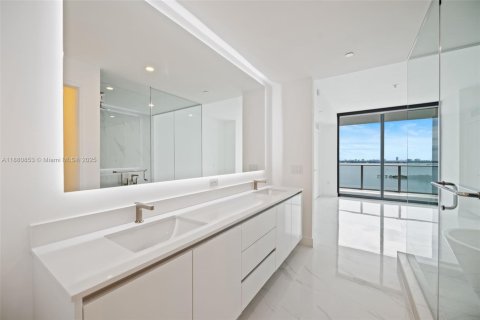 Condominio en alquiler en Miami, Florida, 1 dormitorio, 100.8 m2 № 1922344 - foto 15