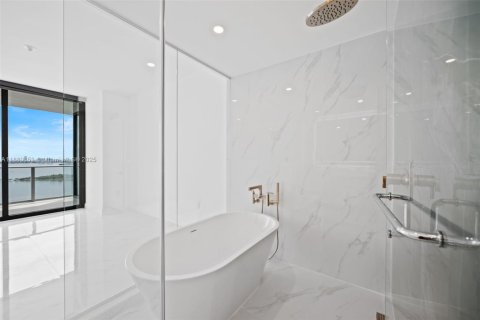 Condominio en alquiler en Miami, Florida, 1 dormitorio, 100.8 m2 № 1922344 - foto 16