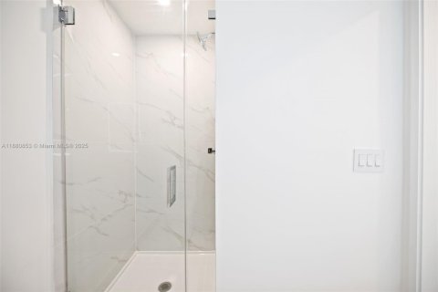 Condominio en alquiler en Miami, Florida, 1 dormitorio, 100.8 m2 № 1922344 - foto 24