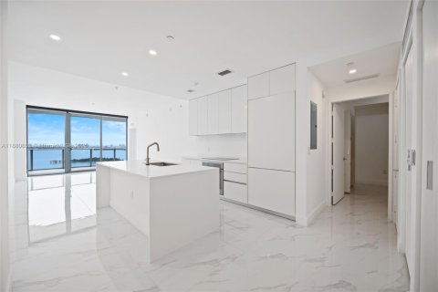 Condominio en alquiler en Miami, Florida, 1 dormitorio, 100.8 m2 № 1922344 - foto 12