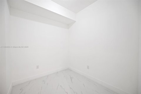 Condominio en alquiler en Miami, Florida, 1 dormitorio, 100.8 m2 № 1922344 - foto 22