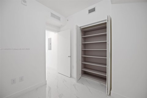 Condominio en alquiler en Miami, Florida, 1 dormitorio, 100.8 m2 № 1922344 - foto 21
