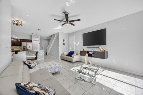 Casa en venta en Homestead, Florida, 4 dormitorios, 164.25 m2 № 1998406 - foto 2