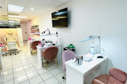 Immobilier commercial à vendre à Miami, Floride № 1981988 - photo 2