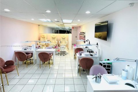 Immobilier commercial à vendre à Miami, Floride № 1981988 - photo 1