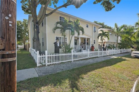 Casa en Saint Petersburg, Florida 10 dormitorios, 541.99 m2 № 2360672