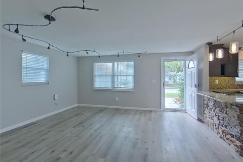 Casa en alquiler en Tarpon Springs, Florida, 3 dormitorios, 115.94 m2 № 1911002 - foto 2