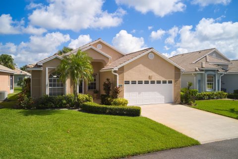 House in Port St. Lucie, Florida 2 bedrooms, 155.43 sq.m. № 2316895 - photo 2