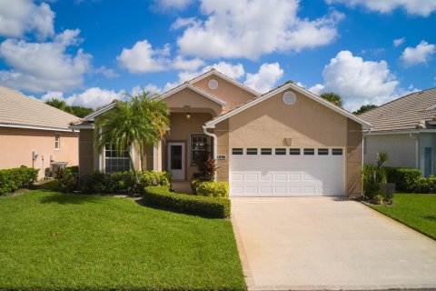 House in Port St. Lucie, Florida 2 bedrooms, 155.43 sq.m. № 2316895