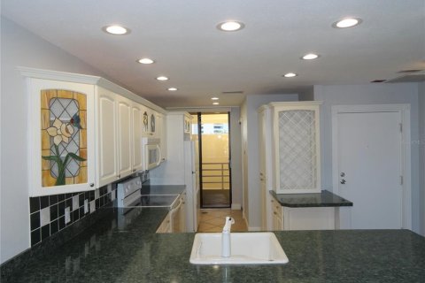 Condo in Saint Petersburg, Florida, 1 bedroom  № 1894827 - photo 4