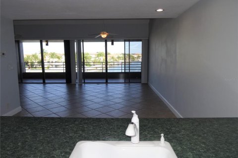 Condo in Saint Petersburg, Florida, 1 bedroom  № 1894827 - photo 7