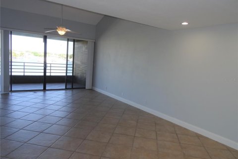 Condo in Saint Petersburg, Florida, 1 bedroom  № 1894827 - photo 8