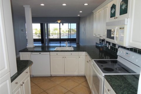 Condo in Saint Petersburg, Florida, 1 bedroom  № 1894827 - photo 5