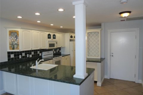 Condo in Saint Petersburg, Florida, 1 bedroom  № 1894827 - photo 3
