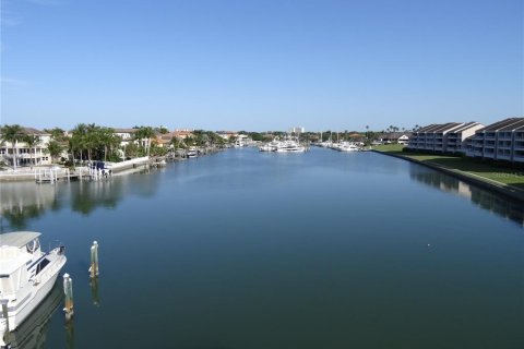 Condo in Saint Petersburg, Florida, 1 bedroom  № 1894827 - photo 1