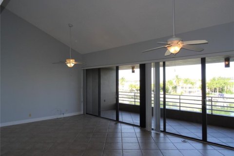 Condo in Saint Petersburg, Florida, 1 bedroom  № 1894827 - photo 11