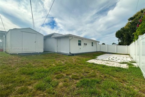 House in Pembroke Pines, Florida 4 bedrooms, 180.42 sq.m. № 1988454 - photo 17