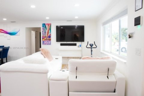 House in Pembroke Pines, Florida 4 bedrooms, 180.42 sq.m. № 1988454 - photo 2