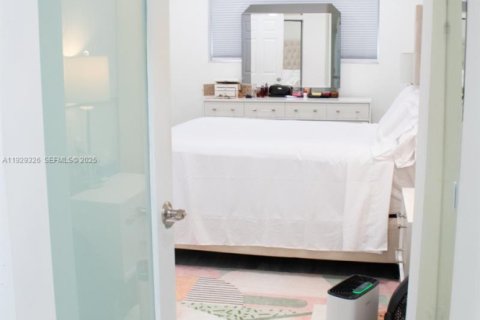 House in Pembroke Pines, Florida 4 bedrooms, 180.42 sq.m. № 1988454 - photo 6