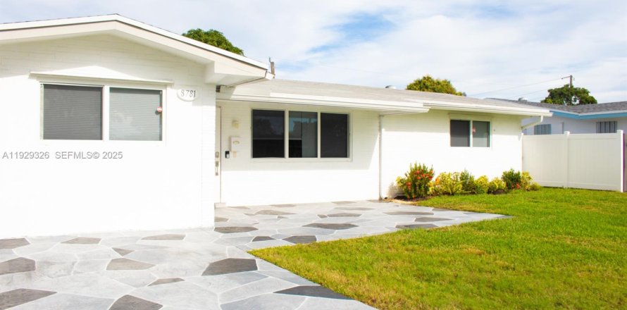 House in Pembroke Pines, Florida 4 bedrooms, 180.42 sq.m. № 1988454