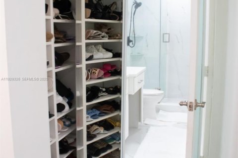 House in Pembroke Pines, Florida 4 bedrooms, 180.42 sq.m. № 1988454 - photo 8