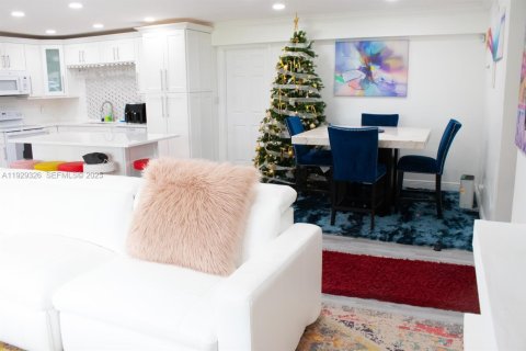 House in Pembroke Pines, Florida 4 bedrooms, 180.42 sq.m. № 1988454 - photo 29