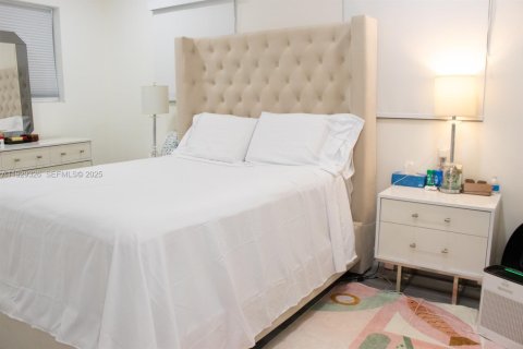 House in Pembroke Pines, Florida 4 bedrooms, 180.42 sq.m. № 1988454 - photo 5