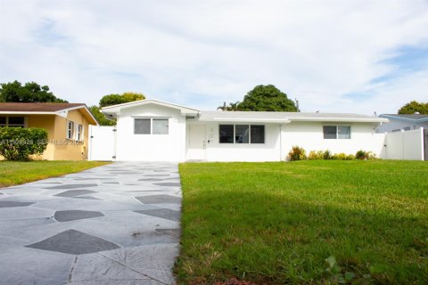 House in Pembroke Pines, Florida 4 bedrooms, 180.42 sq.m. № 1988454 - photo 21