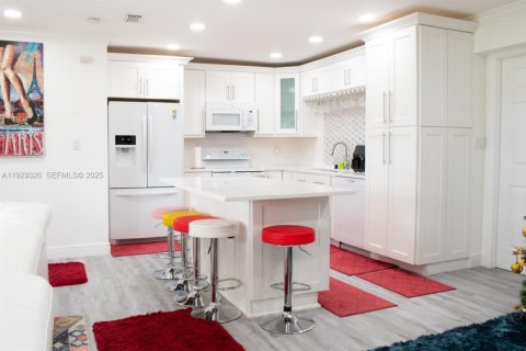 House in Pembroke Pines, Florida 4 bedrooms, 180.42 sq.m. № 1988454 - photo 3