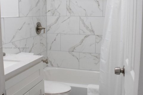 House in Pembroke Pines, Florida 4 bedrooms, 180.42 sq.m. № 1988454 - photo 11