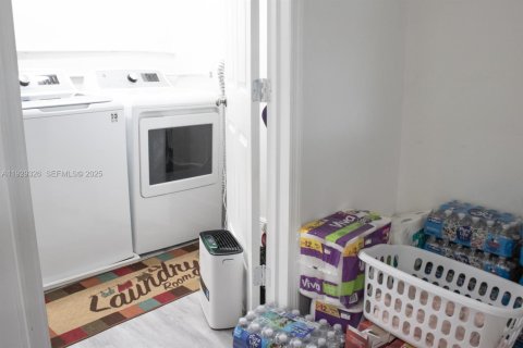 House in Pembroke Pines, Florida 4 bedrooms, 180.42 sq.m. № 1988454 - photo 16