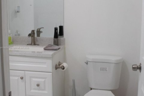 House in Pembroke Pines, Florida 4 bedrooms, 180.42 sq.m. № 1988454 - photo 13