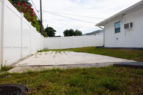 House in Pembroke Pines, Florida 4 bedrooms, 180.42 sq.m. № 1988454 - photo 18