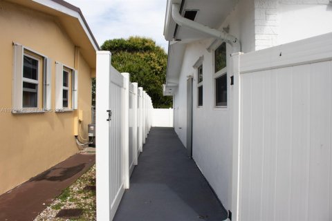 House in Pembroke Pines, Florida 4 bedrooms, 180.42 sq.m. № 1988454 - photo 19