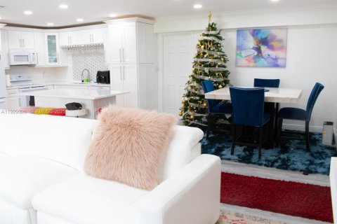 House in Pembroke Pines, Florida 4 bedrooms, 180.42 sq.m. № 1988454 - photo 26