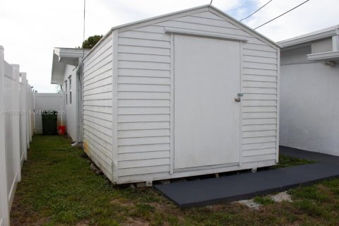 House in Pembroke Pines, Florida 4 bedrooms, 180.42 sq.m. № 1988454 - photo 20