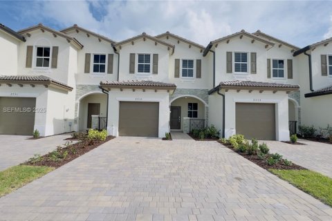 Снять в аренду таунхаус в Хомстед, Флорида 3 спальни, № 1982297 - фото 1