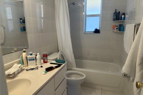 Купить коммерческую недвижимость в Халландейл-Бич, Флорида № 1972311 - фото 13