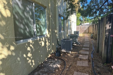 Купить коммерческую недвижимость в Халландейл-Бич, Флорида № 1972311 - фото 24