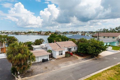 House in Saint Pete Beach, Florida 3 bedrooms, 152.73 sq.m. № 2167035 - photo 2