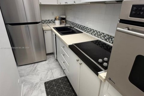 Купить кондоминиум в Майами-Бич, Флорида 50.45м2, № 2088546 - фото 3