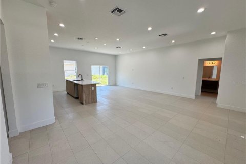 House in Poinciana, Florida 3 bedrooms, 147.9 sq.m. № 1717527 - photo 5